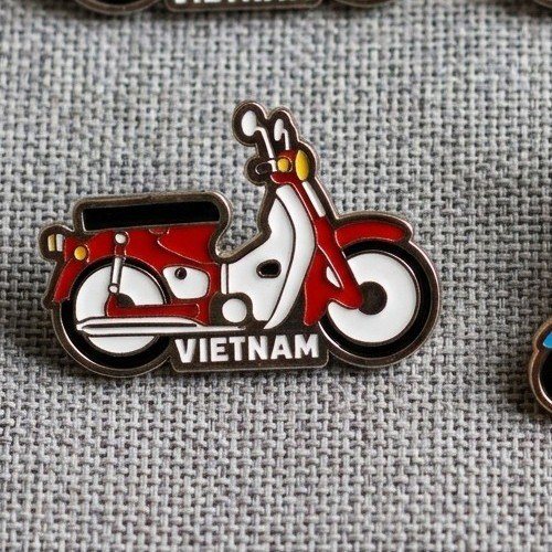 Huy hiệu cài áo xe cub lưu niệm Việt Nam Saigonir Sanny Souvenir - Huy hiệu kim loại Xe Máy Đỏ