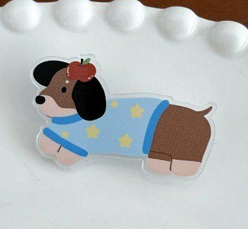 Pin cài nhựa hình chó mặc áo siêu yêu K204 - táo áo xanh