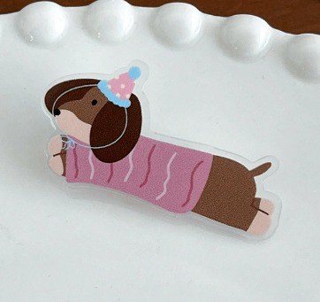 Pin cài nhựa hình chó mặc áo siêu yêu K204 - mũ sinh nhật hồng