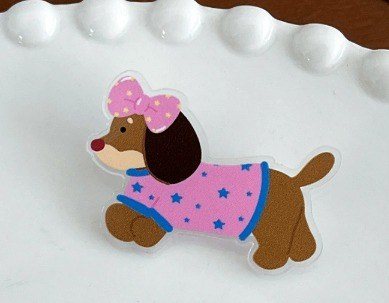 Pin cài nhựa hình chó mặc áo siêu yêu K204 - áo hồng