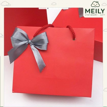 Túi đựng quà màu đỏ gắn nơ xinh xắn