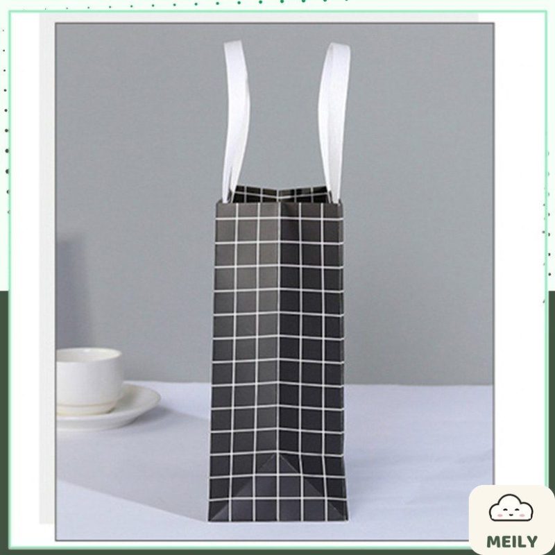 Túi giấy đựng quà quai dây đai họa tiết caro đen trắng/đường kẻ