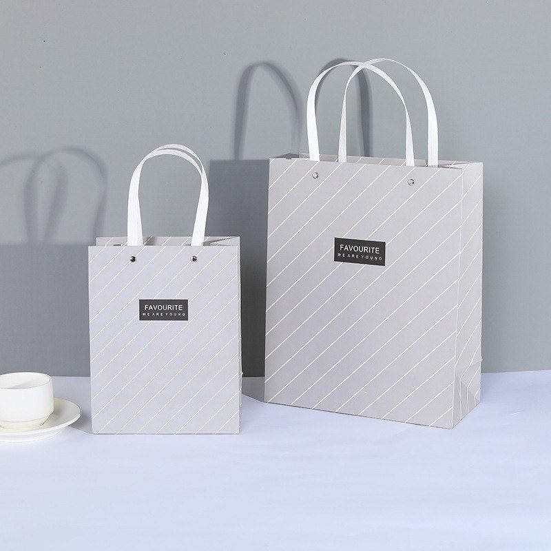 Túi giấy đựng quà quai dây đai họa tiết caro đen trắng/đường kẻ - 32x26x12 - kẻ chéo
